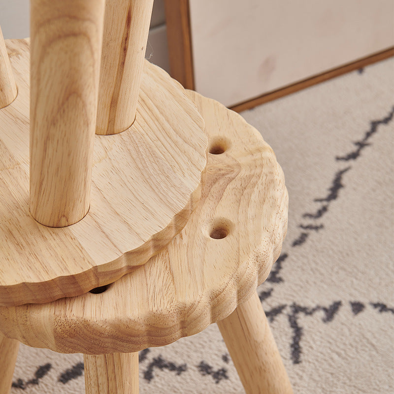 Altmodische kleine Bank aus massivem Holz